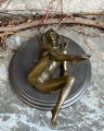 Erotická bronzová figurka ležící nahé ženy