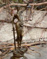 Malá socha spravedlnosti z bronzu