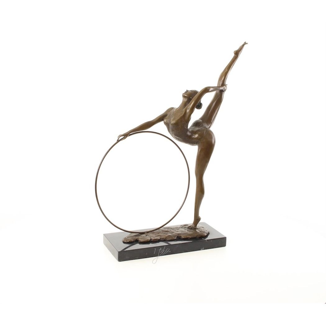 Socha Gymnastka s obručí z bronzu