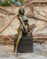 Socha sexy sedící nahá žena z bronzu