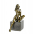 Socha sexy sedící nahá žena z bronzu
