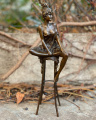 Socha Ženy na židli z bronzu