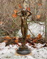 Velká socha Nahé ženy z bronzu