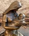 Bronzová maminka s miminkem