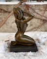 Bronzová nahá dívka