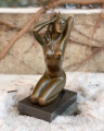 Bronzová nahá dívka