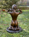 Erotická bronzová figurka nahé ženy s náhrdelníkem