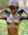 Erotická bronzová figurka nahé ženy s náhrdelníkem