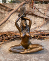 Erotická bronzová figurka nahé ženy v poutech