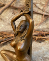 Erotická bronzová figurka nahé ženy v poutech