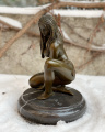 Erotická dívka z bronzu sedící