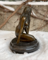 Erotická dívka z bronzu sedící