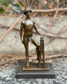 Erotická socha nahého muže s kloboukem z bronzu