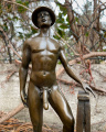 Erotická socha nahého muže s kloboukem z bronzu