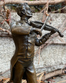 Socha hráče na housle z bronzu
