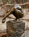 Socha muže potápění do vody z bronzu
