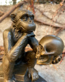 Socha soška opice z bronzu myslitel