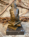 Socha soška opice z bronzu myslitel