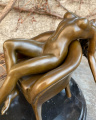 Erotická bronzová soška nahé sexy ženy na křesle