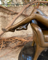 Erotická bronzová soška nahé sexy ženy na křesle
