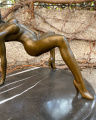 Erotická bronzová soška nahé ženy striptérky