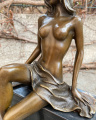 Erotická bronzová soška polonahé dívky