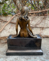 Erotická bronzová soška polonahé dívky