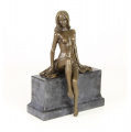 Erotická bronzová soška polonahé dívky 