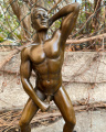 Erotická socha sexy nahého muže z bronzu