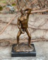 Erotická socha sexy nahého muže z bronzu
