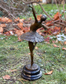 Velká socha baleríny z bronzu