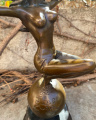 Bronzová figurka - Nahá dívka a Země