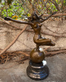 Bronzová figurka - Nahá dívka a Země