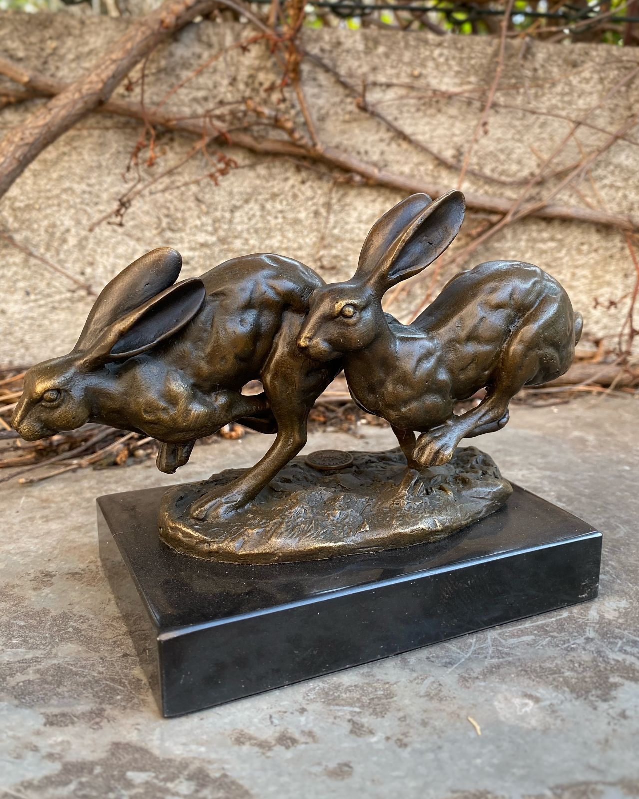 Bronzová figurka zajíčků