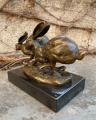 Bronzová figurka zajíčků