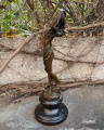 Bronzová socha - Nahá žena s šátkem erotická socha 2