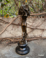 Bronzová socha - Nahá žena s šátkem erotická socha 2