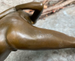 Erotická bronzová socha soška ležící nahé ženy roztažené nohy