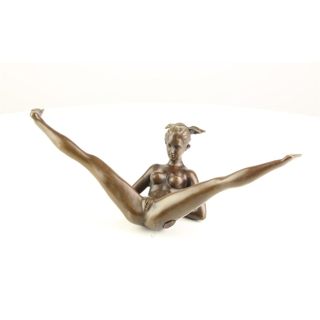 Erotická bronzová socha soška ležící nahé ženy roztažené nohy