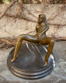 Erotická bronzová soška nahé ženy striptérky