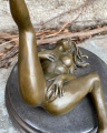 Erotická soška Ležící nahá žena akt