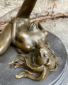 Erotická soška Ležící nahá žena akt