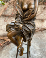 Socha soška holky na židli z bronzu