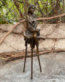 Socha soška holky na židli z bronzu