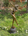Socha Nahá žena s kroužky z bronzu