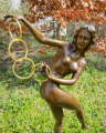 Socha Nahá žena s kroužky z bronzu