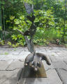 Soška bronzová socha motýly sedící na dlani