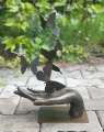 Soška bronzová socha motýly sedící na dlani