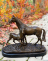 Bronzový soška koně