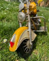 Plechový model žlutého motocyklu